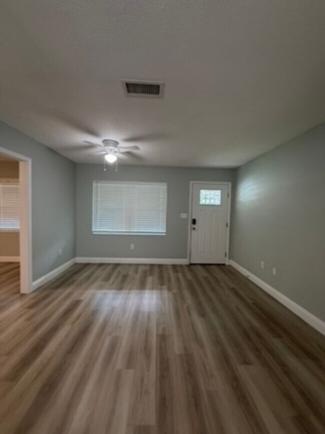 Building Photo - UNFURNISHED, UPDATED 3B/1.5B Home in the Heart of Ft. Walton Beach