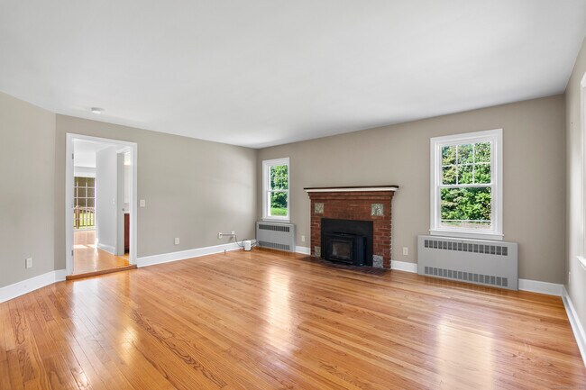 Building Photo - 26 Great Hillwood Rd