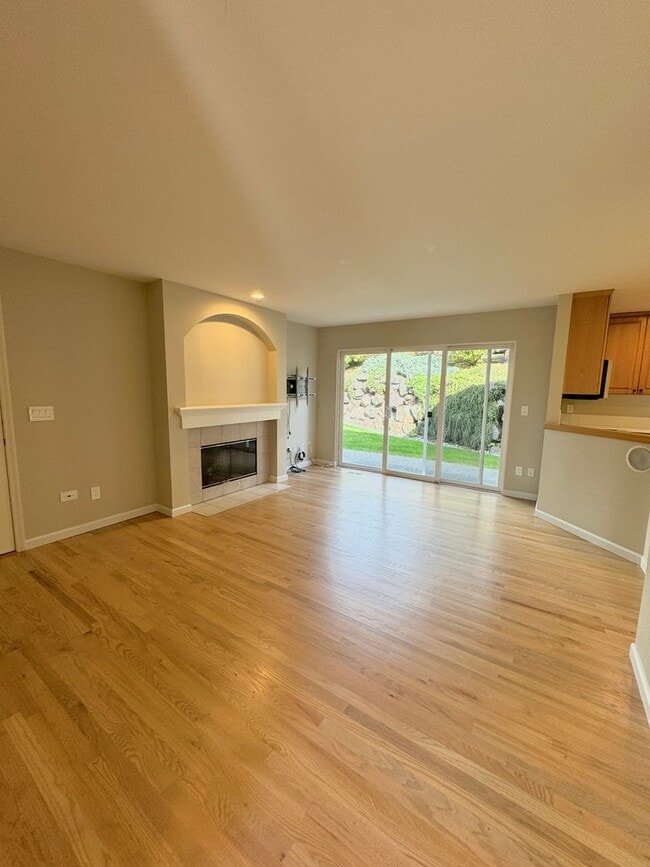 Building Photo - 3 Bd/2.5 Ba Newcastle Home