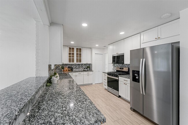 Building Photo - 5010 W 43rd St