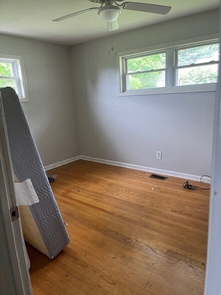 Building Photo - 303 Village Dr
