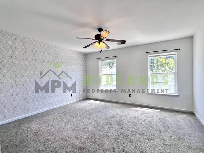 Building Photo - 492 Denman Loop