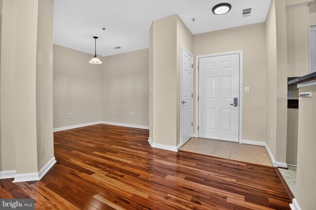 Building Photo - 801 S Greenbrier St