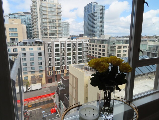 Building Photo - Furnished One Bedroom Downtown Condo with ...