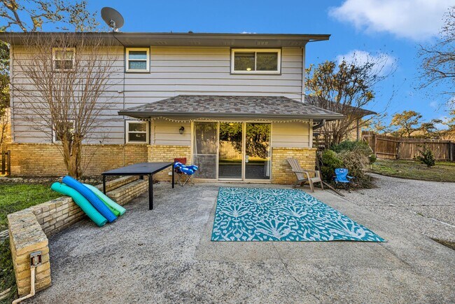 Building Photo - Beautiful home available in Castle Hills!
