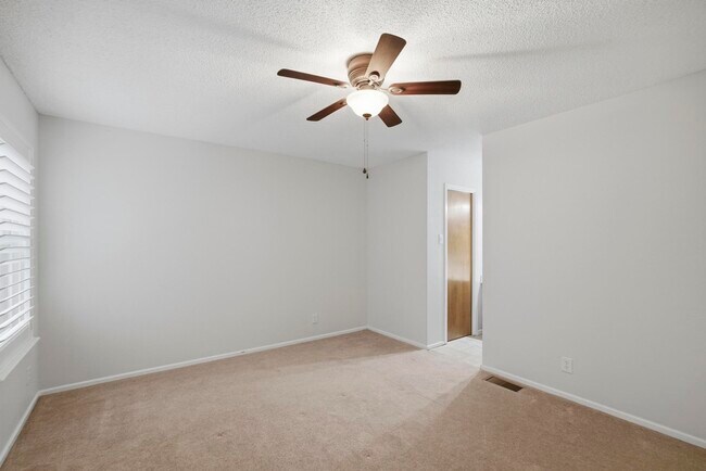 Building Photo - 1906 Hillingway St