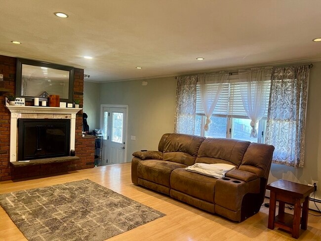 Building Photo - 24 Lily St