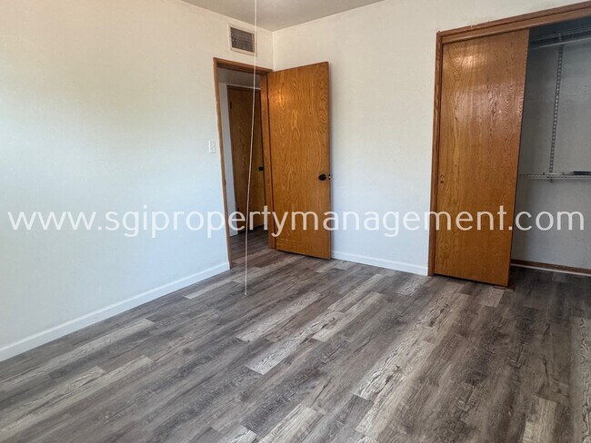 Building Photo - 2202 W Palmaire Ave