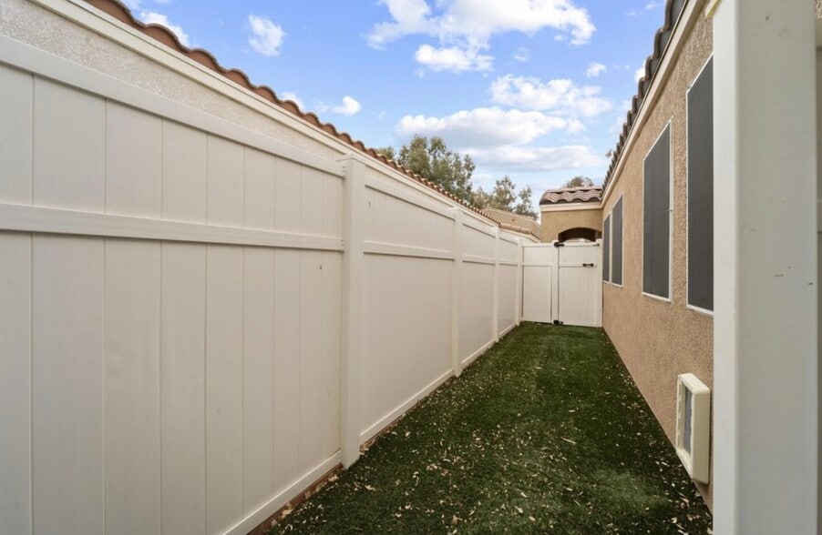 Building Photo - 2408 W Valley Vis