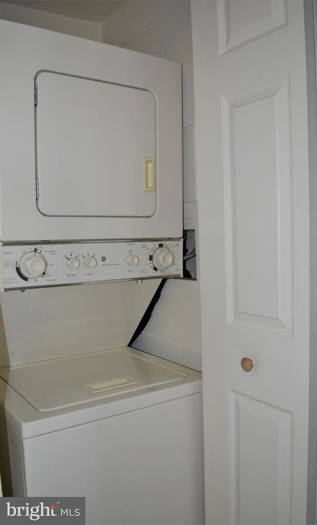 Building Photo - 10101 Grosvenor Pl