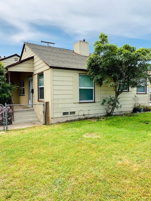 Front of House/Yard - 5960 W 86th Pl