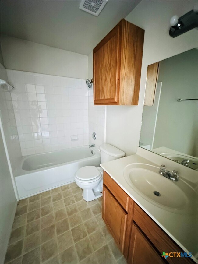 Building Photo - 304 Creek St