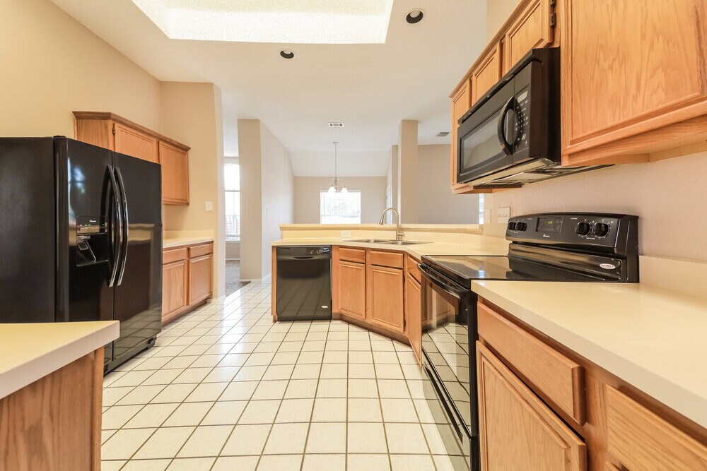 Building Photo - 1110 Pin Oak Ln