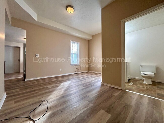 Building Photo - 514 E Center St