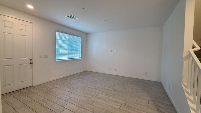 Building Photo - 3 Bedroom 2.5 Bath Townhouse