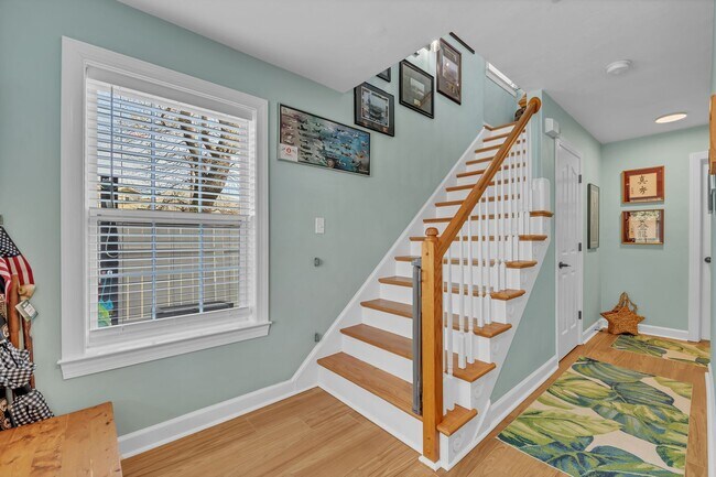 Building Photo - Beach house - 3 bed, 2.5 baths.