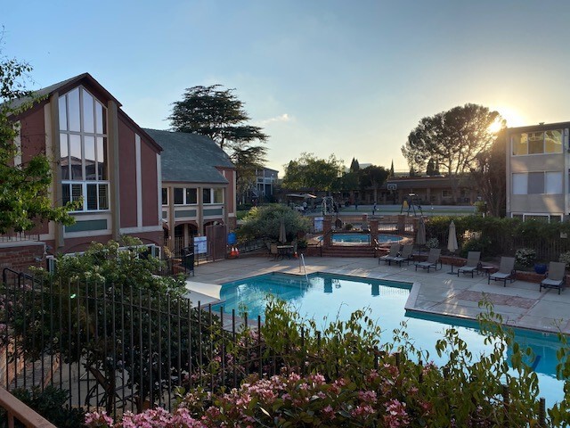 Building Photo - 6515 Green Valley Cir