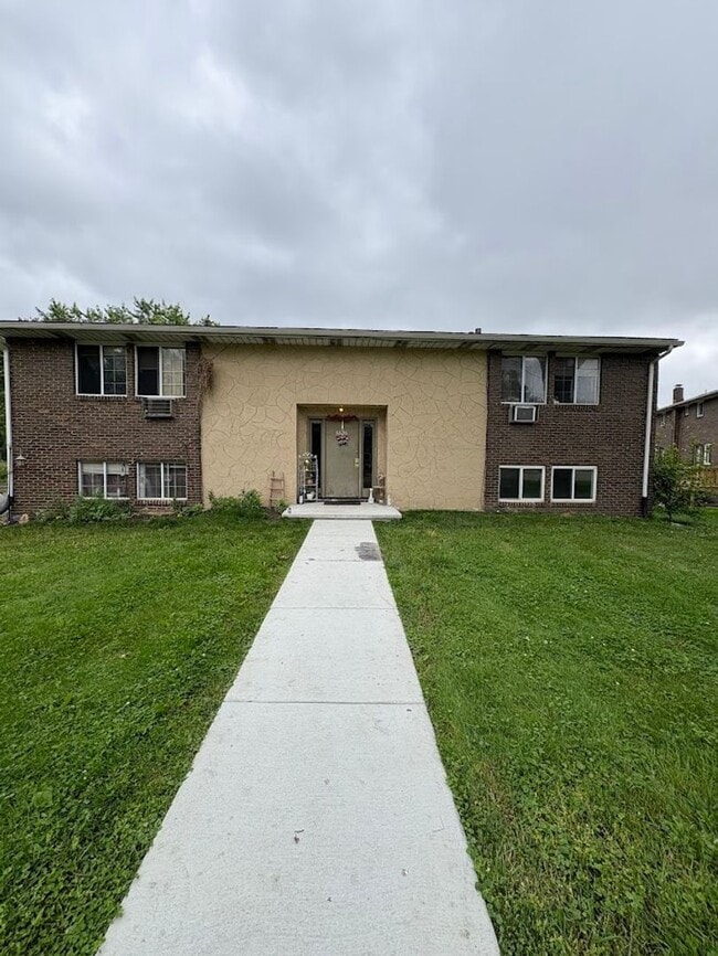 Building Photo - Two bedroom one bathroom apartment for rent