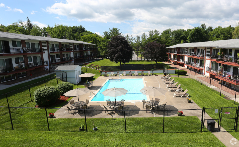 Courtyard - Windsor Court Apartments