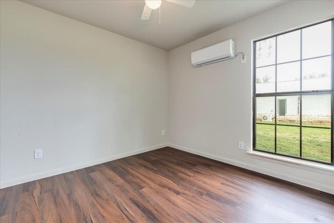 Building Photo - 112 Gazley St