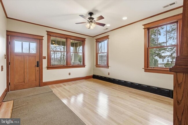 Building Photo - 2400 Valley Way