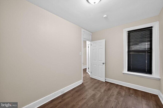 Building Photo - 652 Emerald St