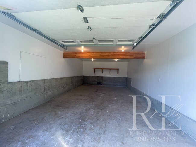 Building Photo - Fantastic Private Lakefront Rambler
