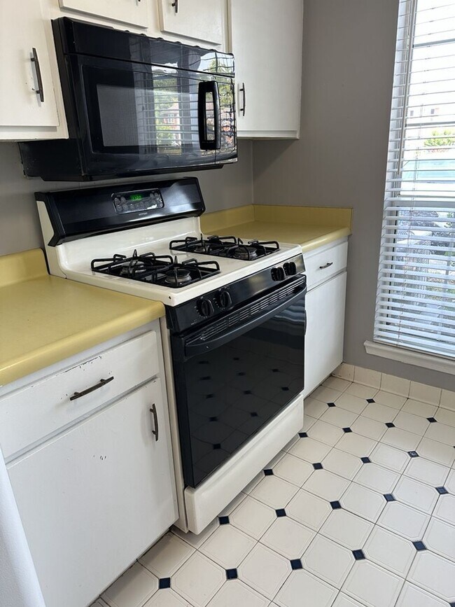 Building Photo - 11 Knollwood Cir