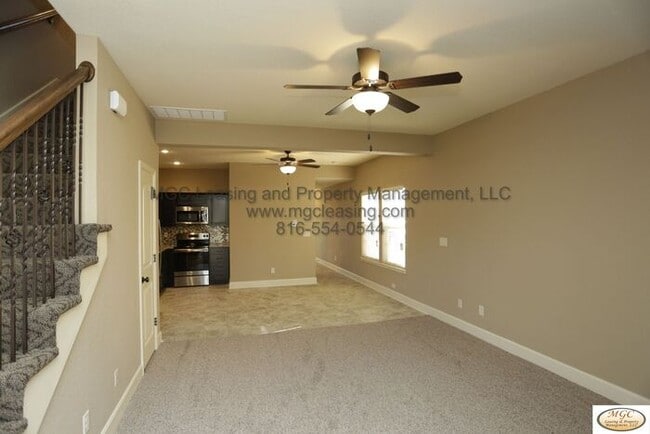 Building Photo - Modern Townhome with Designer Kitchen and ...