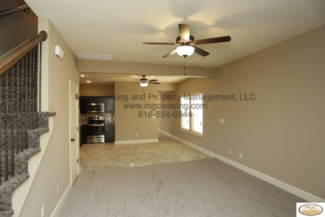 Building Photo - Modern Townhome with Designer Kitchen and High-End Touches in Raymore!