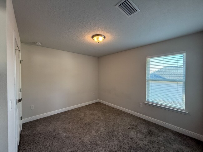 Building Photo - 4 Bedroom 2.5 Bath Home in Nautical Landin...