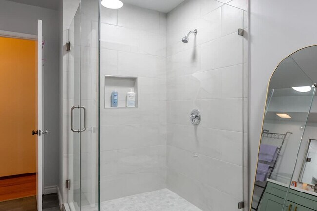 Building Photo - 4989 Randlett Dr