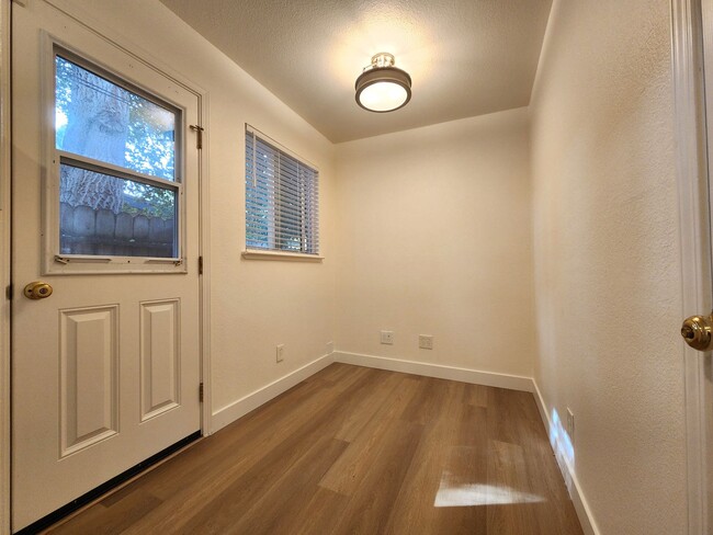 Building Photo - Beautiful Remodeled Duplex in Palo Alto Av...