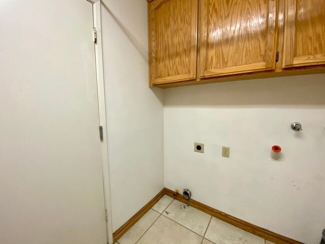 Building Photo - $2,295 Bullard & Fowler, 3 Bedroom - Amber...