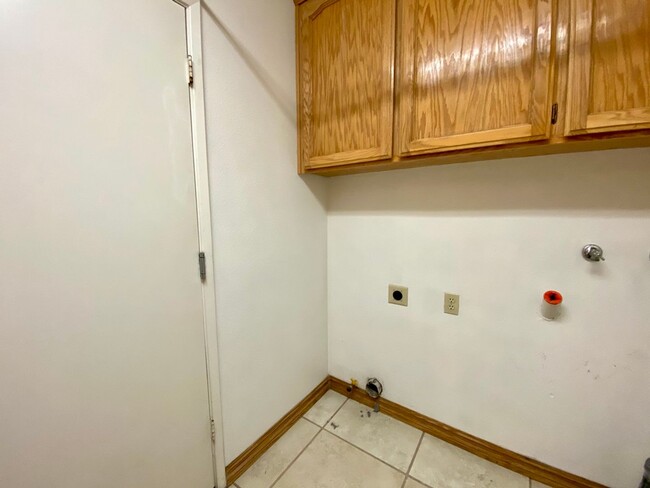 Building Photo - $2,295.00-  3 Bedroom Bullard & Fowler, Cl...