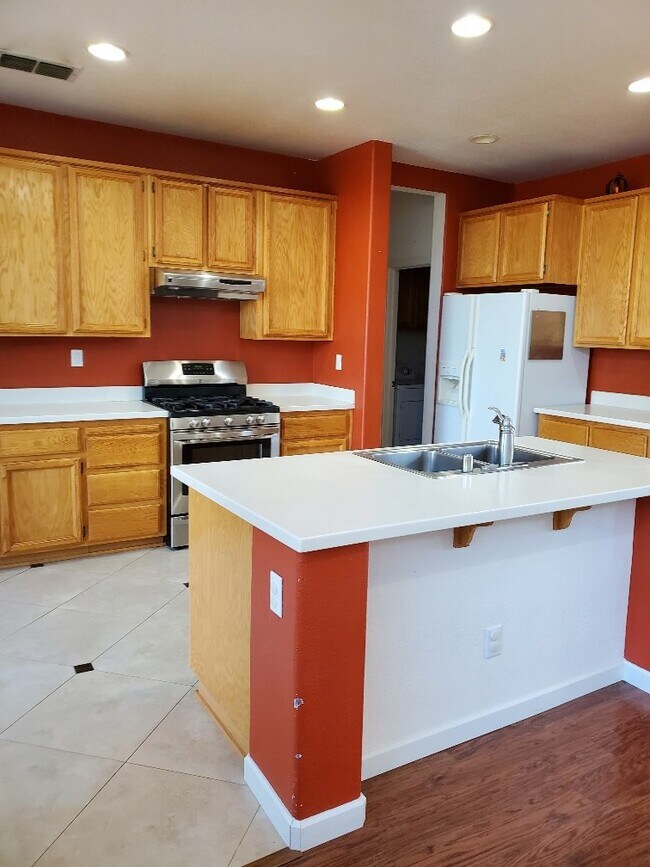Building Photo - Charming Home For Rent in Folsom