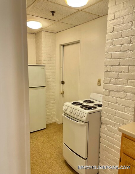 Building Photo - 1077 Beacon St