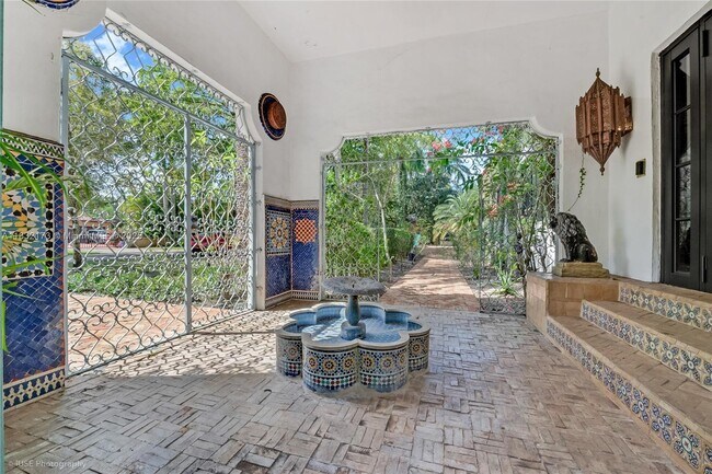 Building Photo - 1624 Granada Blvd