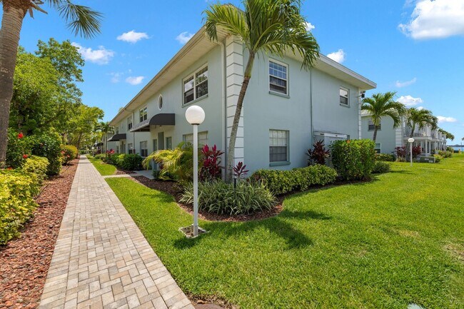 Building Photo - Palms at Waters Edge 3344-M6