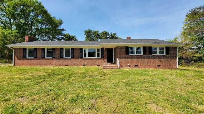 Primary Photo - Spacious 3 Bedroom Home in District 6 – Re...