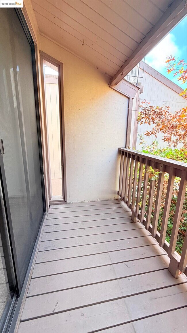 Building Photo - 2101 Shore Line Dr