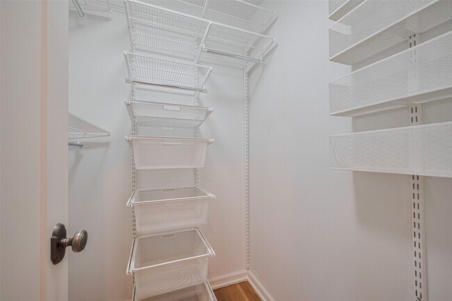 Building Photo - 5123 Saxon Dr