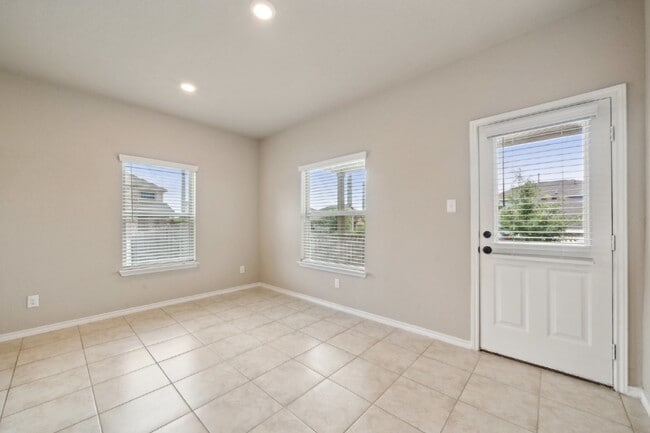 Building Photo - Price Improvement! This 4 bed, 2.5 bath ho...