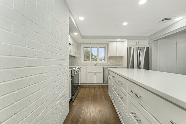 Building Photo - 57 Sloane Dr