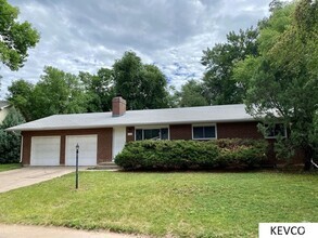 Building Photo - Fabulous Home Near Campus!