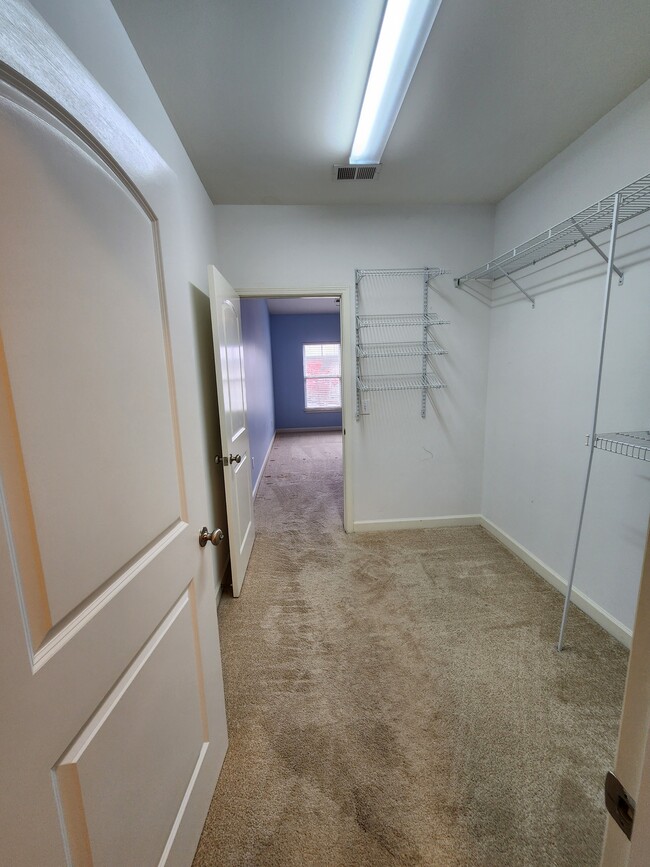 Building Photo - 7104 W Friendly Ave