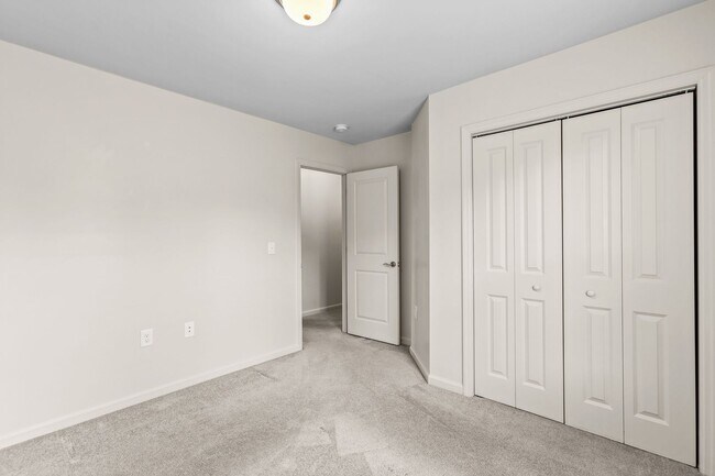 Building Photo - 2BR Townhome Near Camp Lejeune