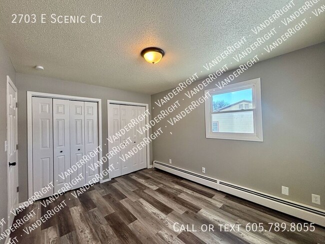 Building Photo - 2703 E Scenic Ct