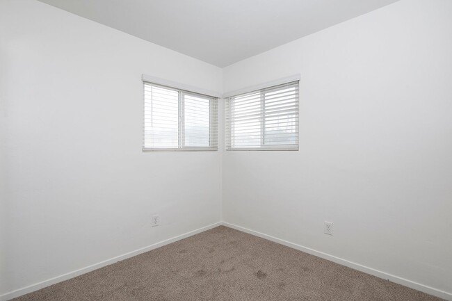 Building Photo - *OPEN HOUSE: 9/28 11:30AM-1PM* Upstairs 2B...