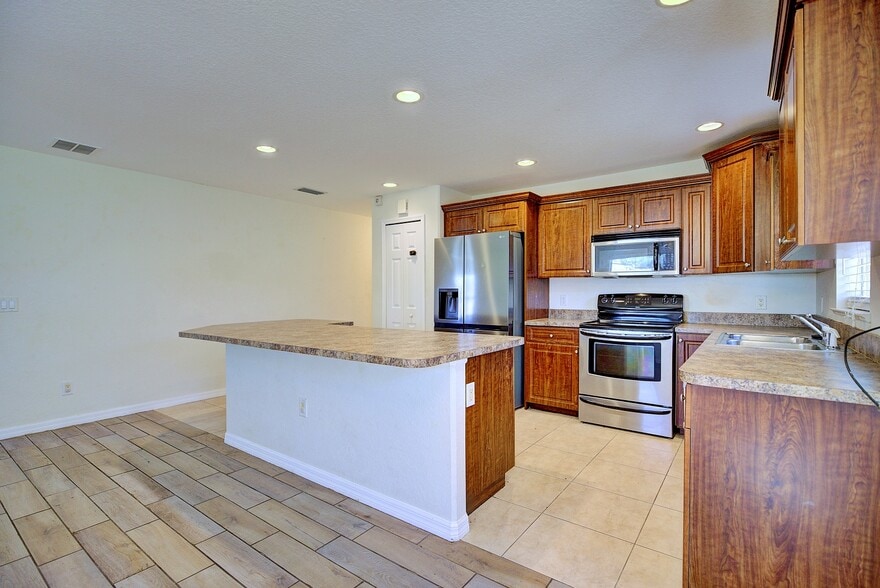 Building Photo - 221 Beech Way NW